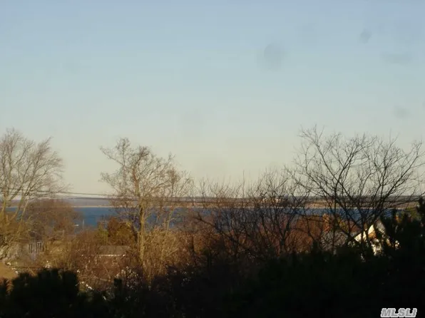 53 Newtown Rd, Hampton Bays, NY 11946