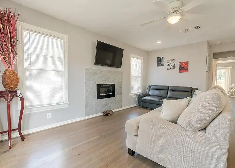 3 bed, 2.0 bath, 1445 sqft, $2,400 — Photo 2