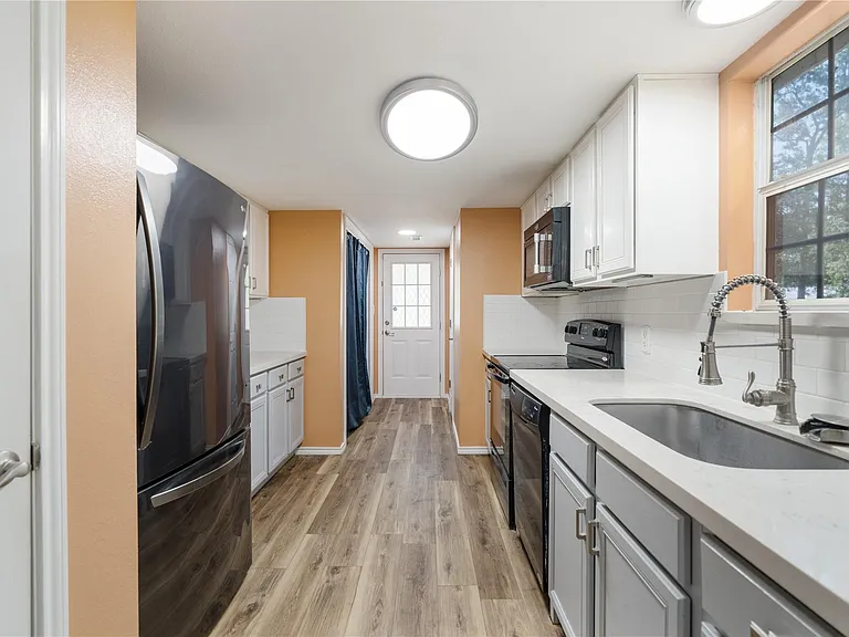 293 Commodore Dr — Photo 15