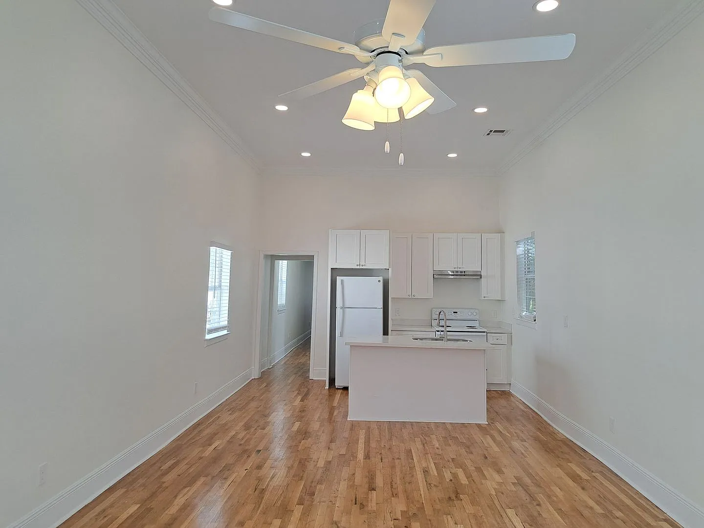 Single Family 3 Br/2 Ba Home With Backyard And Off Street Parking — Photo 4
