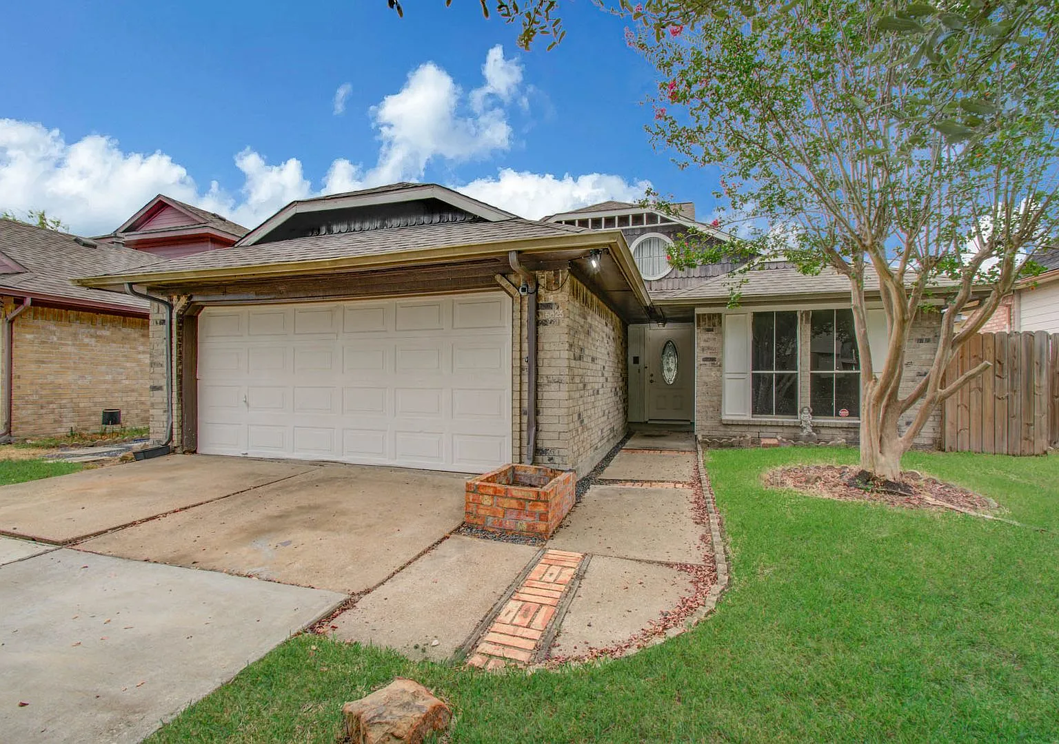Move-In Ready 3BR Home Near Dining, Shopping & Major Highways — Photo 3