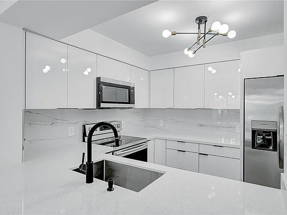 3rd image of 800 SW 142nd Avenue #302 N