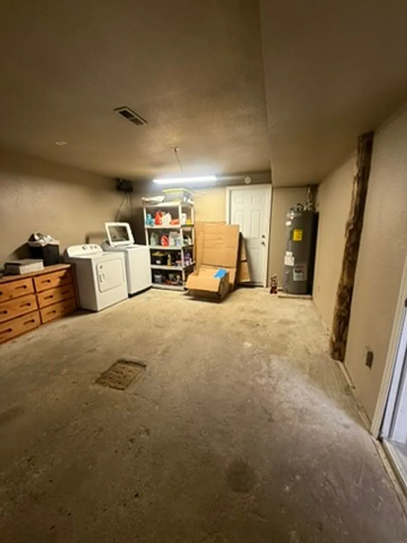 Spacious Pet-Friendly Home with Fireplace, Garage & Huge Deck Near Fairbanks — Photo 4