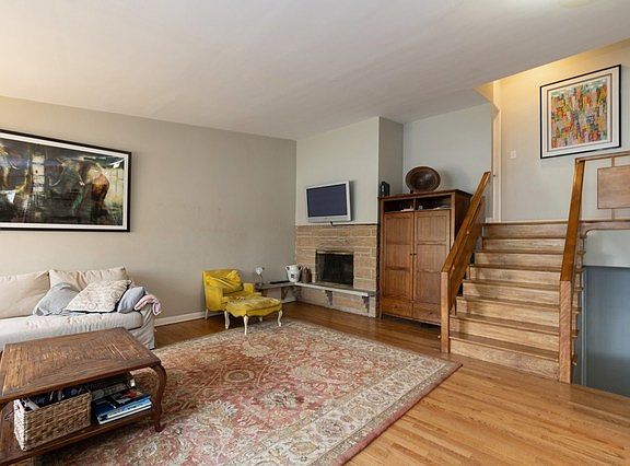 2nd image of 3112 Wilmette Ave