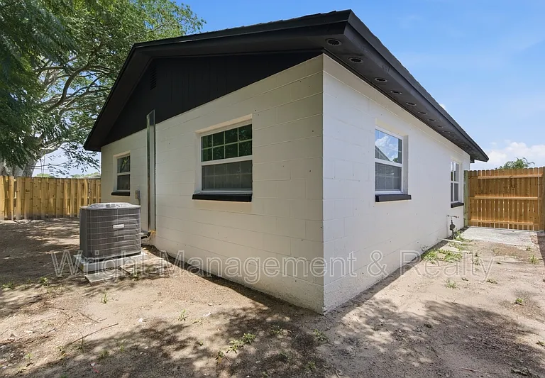 3029 Corona Dr — Photo 17
