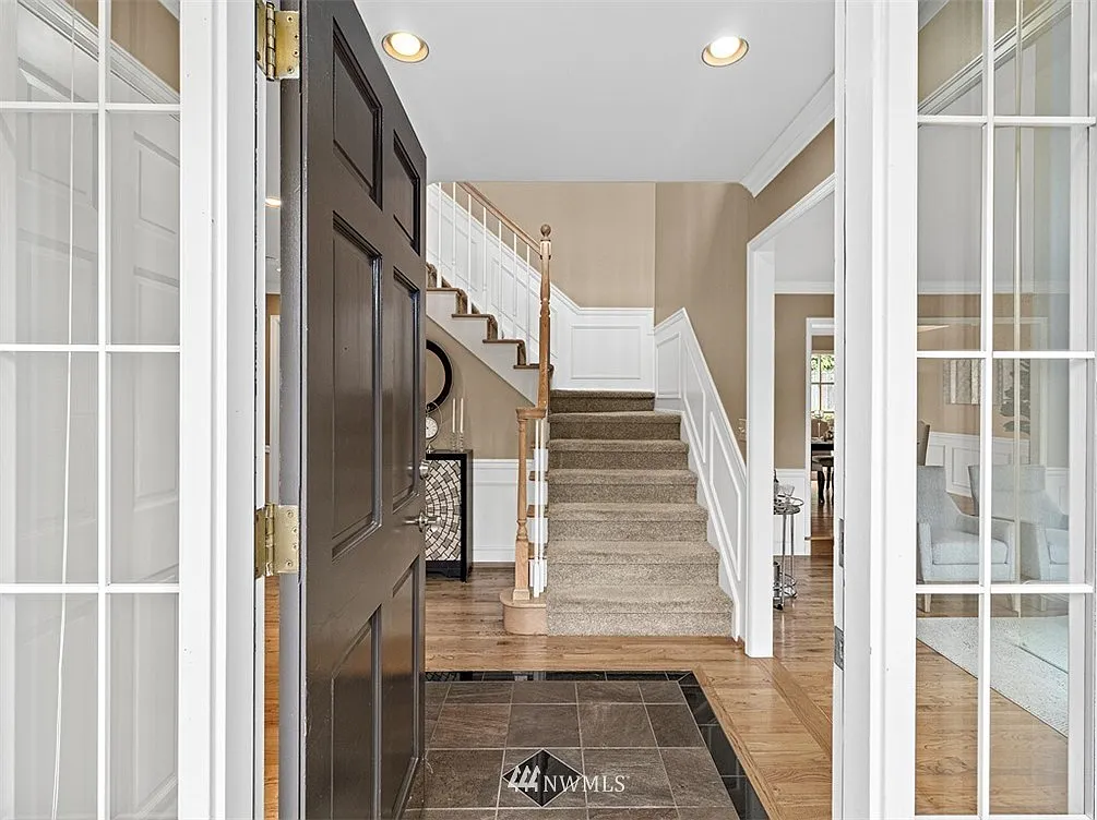 4 bed, 2.5 bath, 3160 sqft, $5,200 — Photo 2