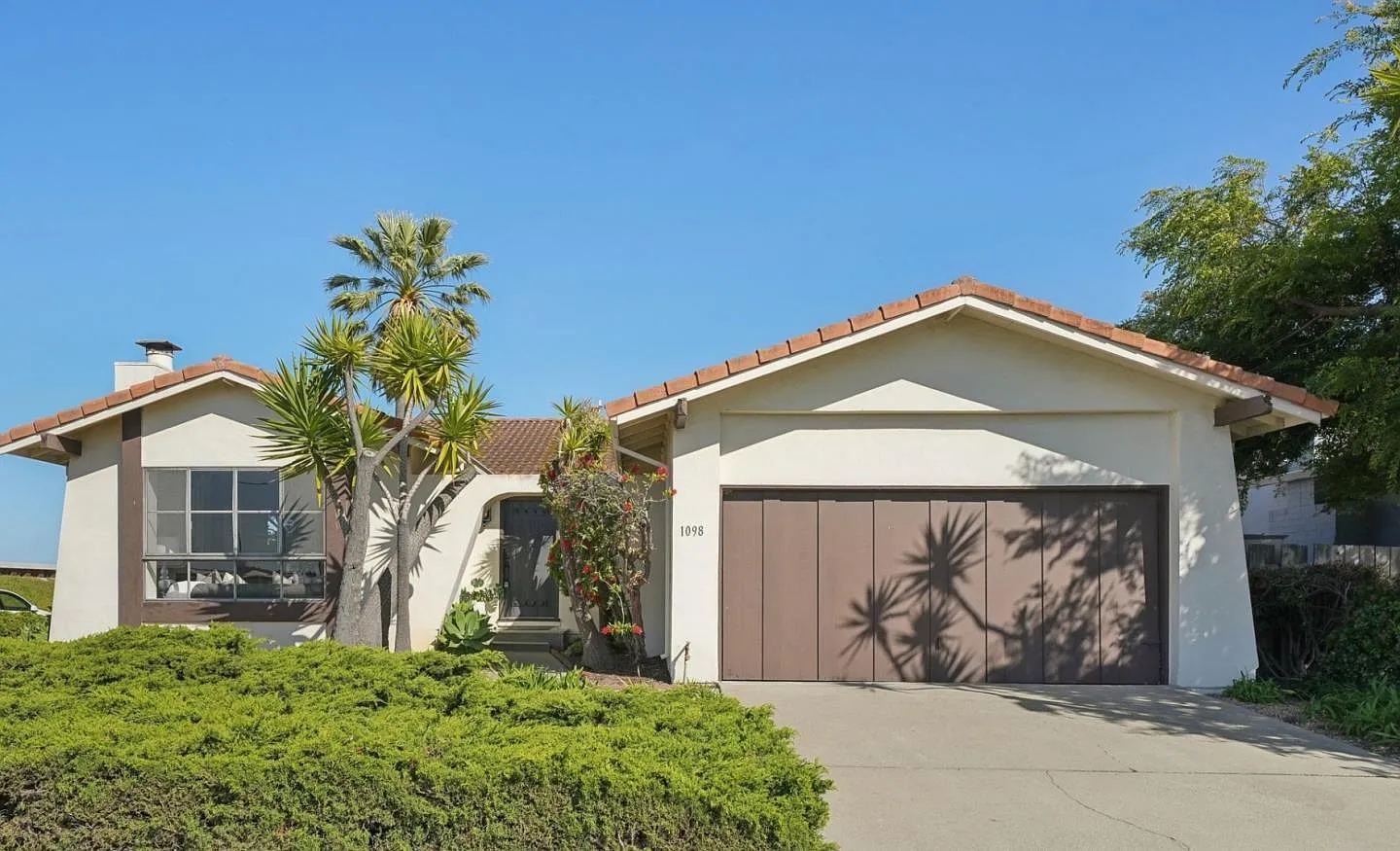 1098 Egret St photo 1