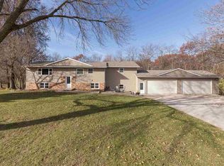 10320 96th Street Ct W, Taylor Ridge, IL 61284
