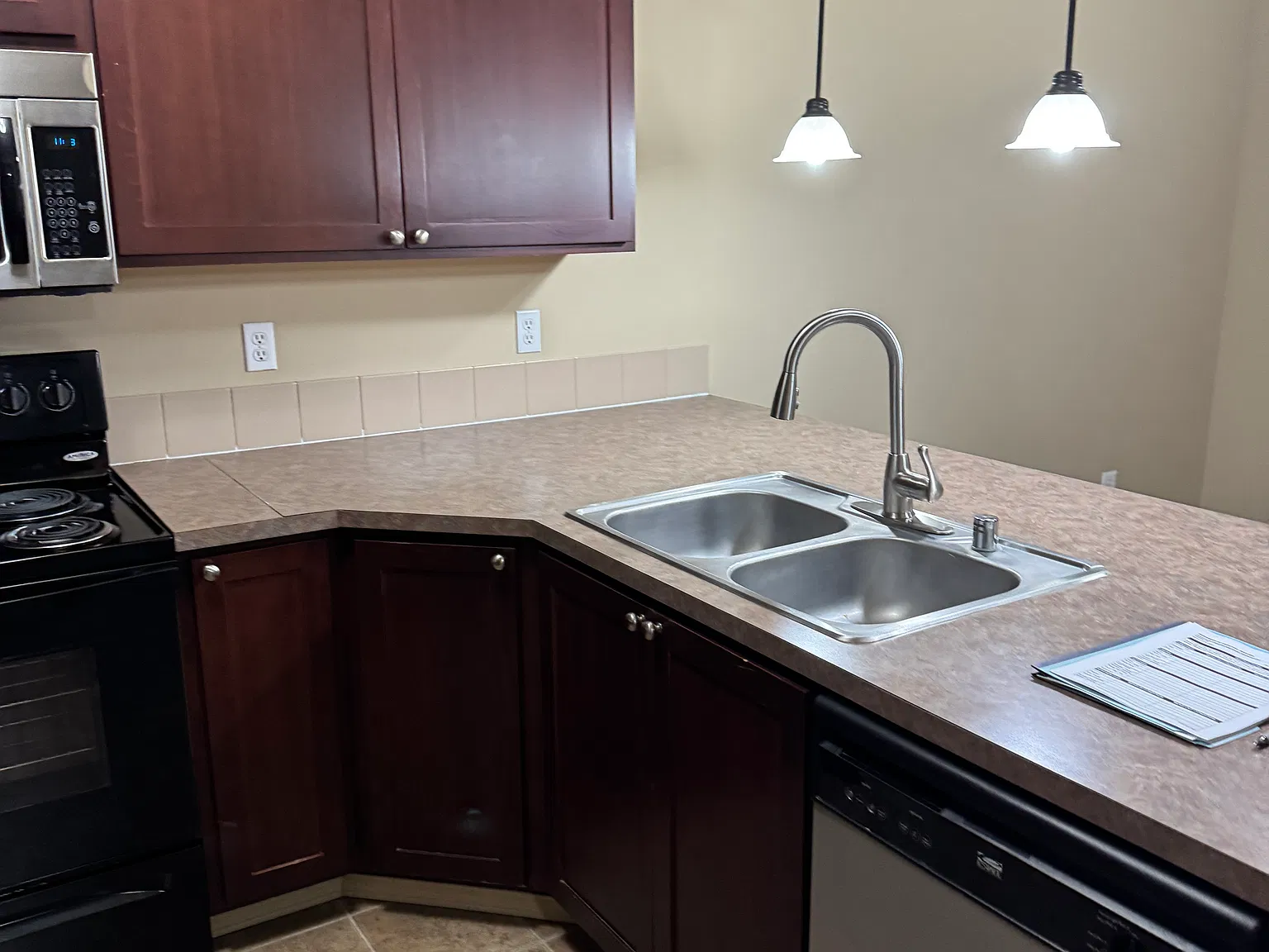 4 bed, 2.5 bath, 1939 sqft, $2,750 — Photo 2