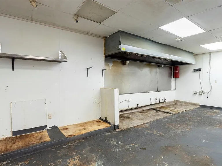 327 S Green Ave — Photo 24