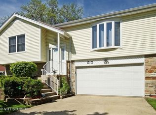 6 Woodbury Ct, Streamwood, IL 60107