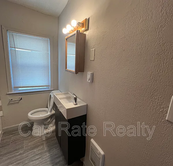 924 E 18th Ave — Photo 17