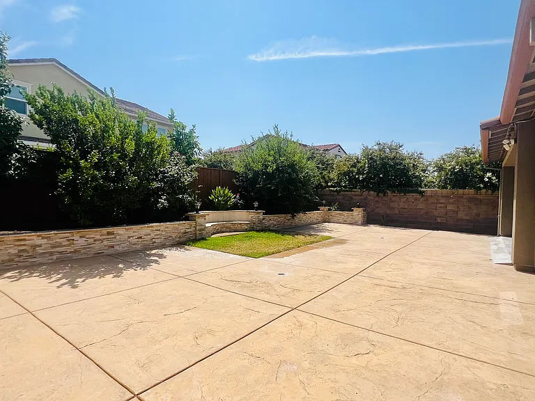 304 E Angelina Ave — Photo 34
