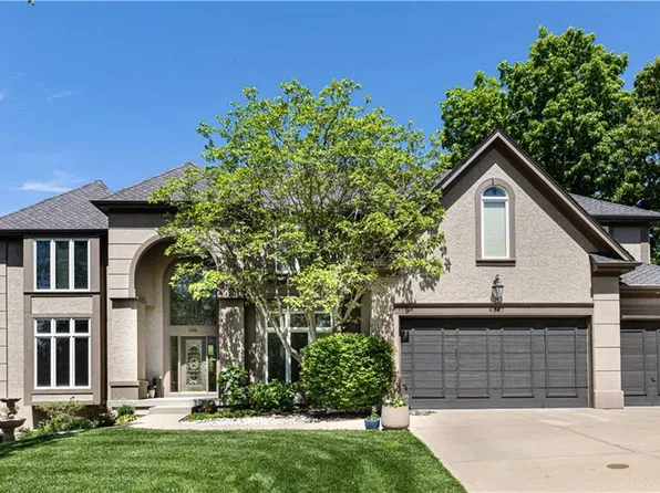 9227 Redbud Ln, Lenexa, KS 66220