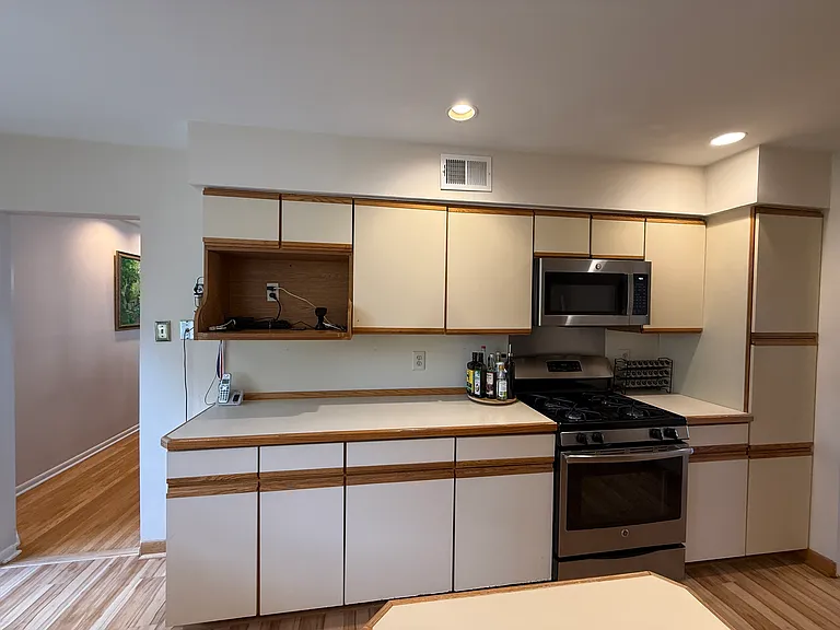 806 Warfield Ln — Photo 3