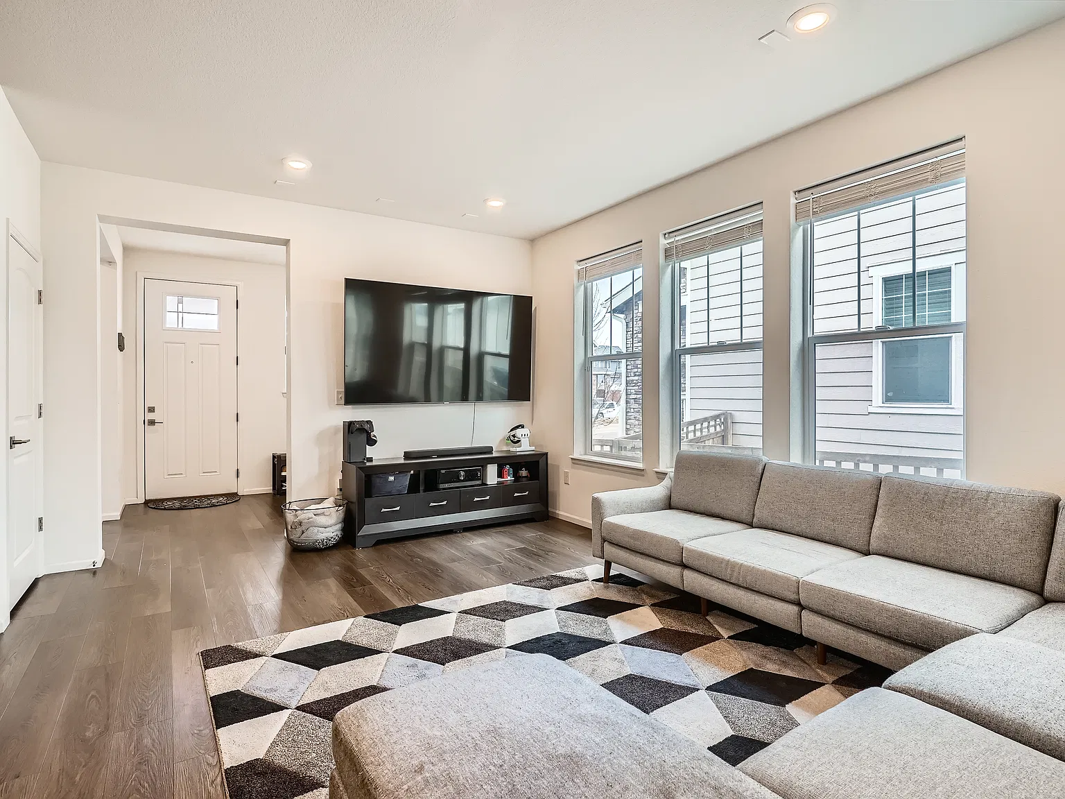 3 bed, 1885 sqft, $3,100 — Photo 4