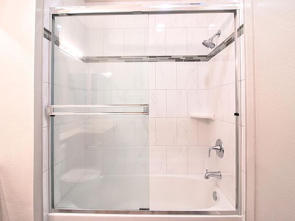4th image of 3602 Flora Vista Ave #109