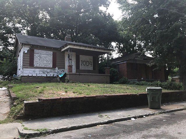 2nd image of 1004 Alaska St