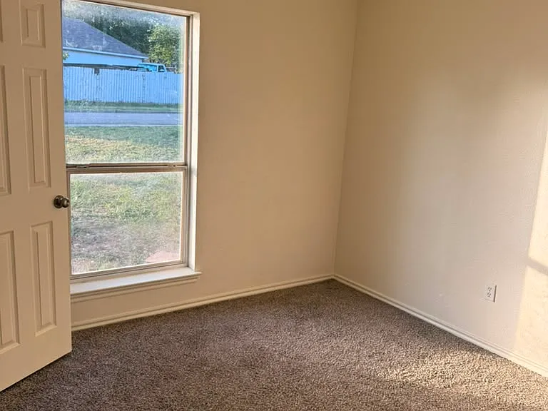 7903 Leigh Ann Dr — Photo 2