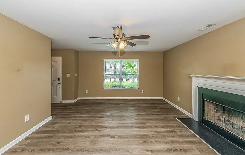 4 bed, 2.5 bath, 1625 sqft, $2,360 — Photo 4
