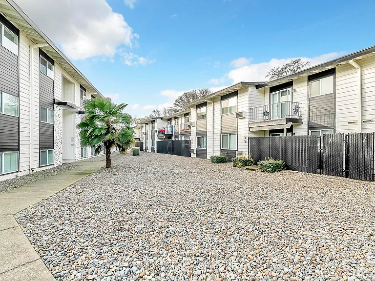 Cape Lee Apartments 2 & 3 Bedroom 1 Bathroom units — Photo 39