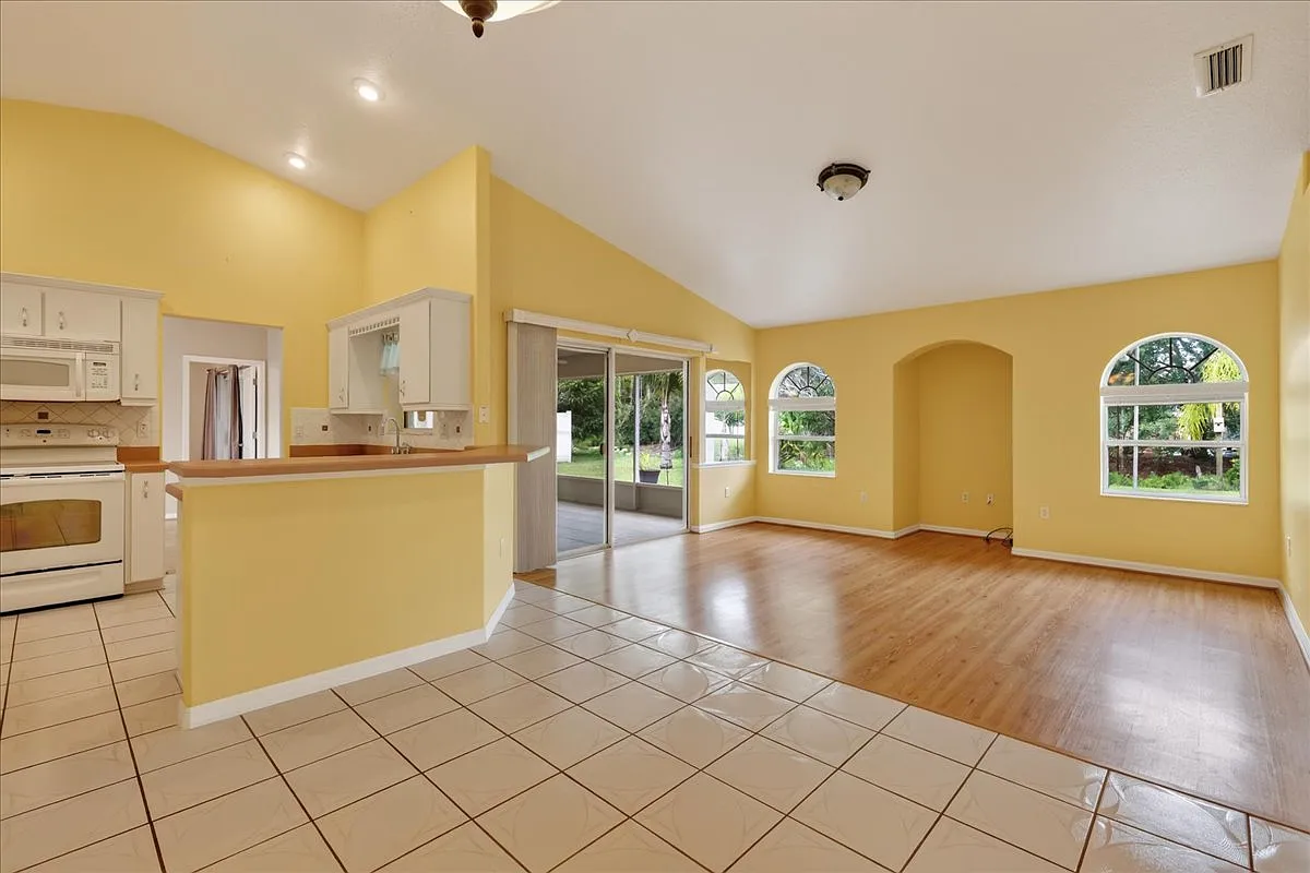 3 bed, 1864 sqft, $2,000 — Photo 2