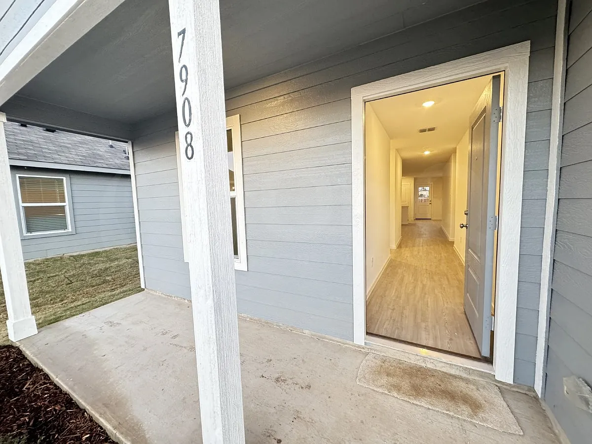 3 bed, 2.0 bath, 1268 sqft, $1,899 — Photo 2