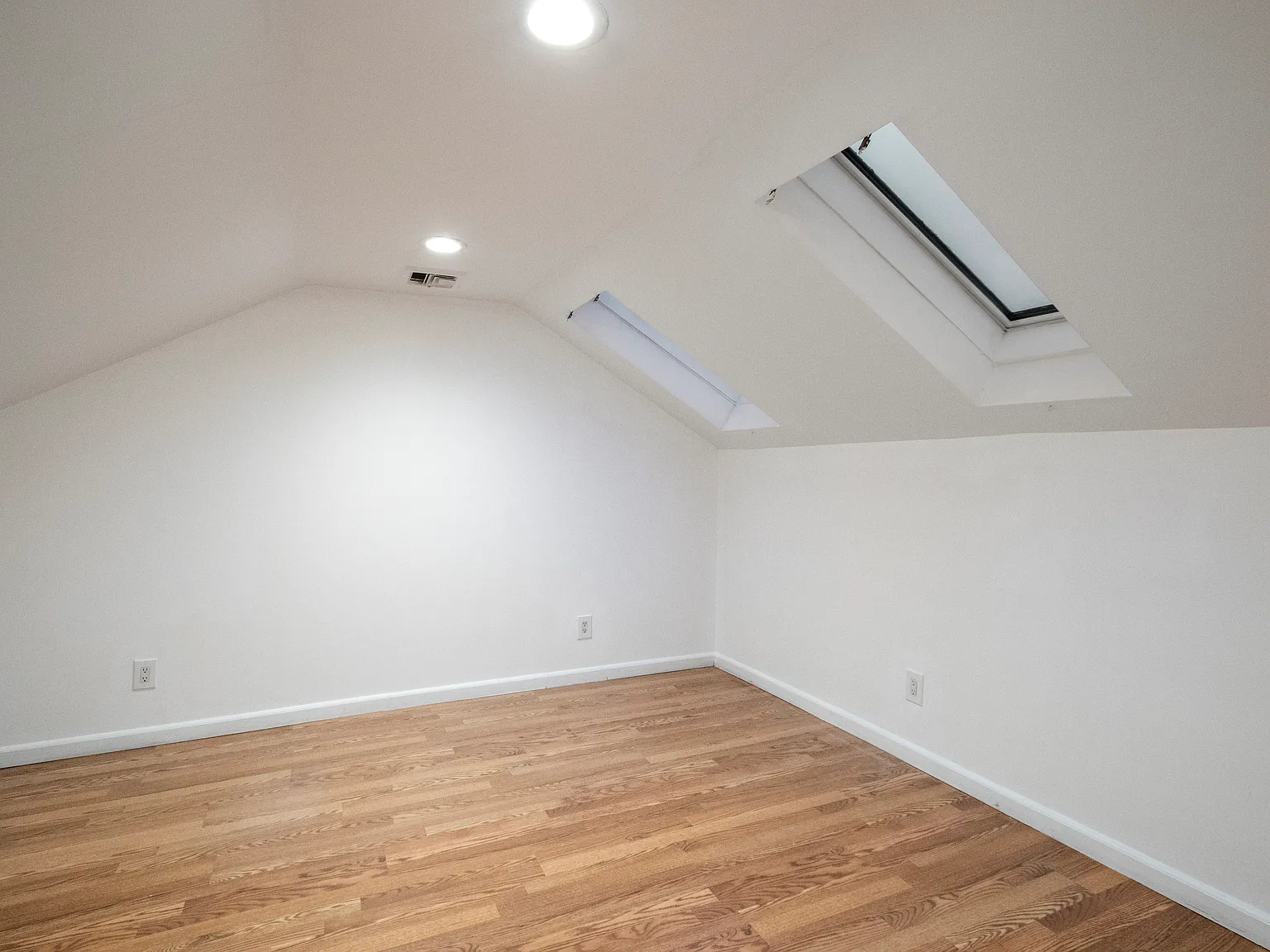 1 bed, 500 sqft, $2,100 — Photo 4