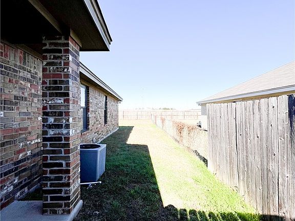4th image of 1307 Nicholas Cir