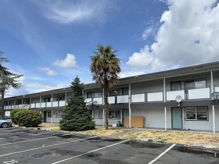 Twin Oaks Apartments — Photo 21