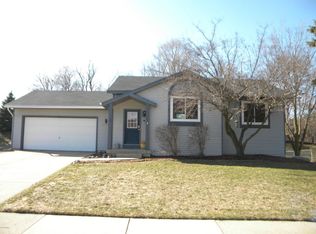 5075 Laurelwood Dr, Hudsonville, MI 49426