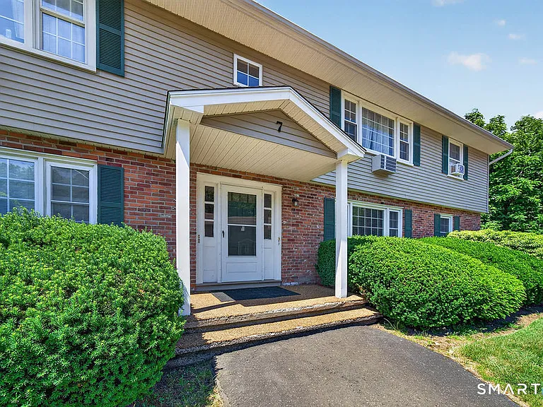 1789 Foxon Rd #7D — Photo 3