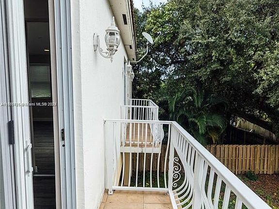 4th image of 212 SW 9th St #212