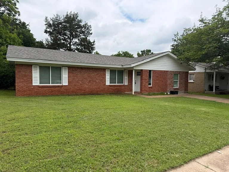 1311 Manor Dr — Photo 1
