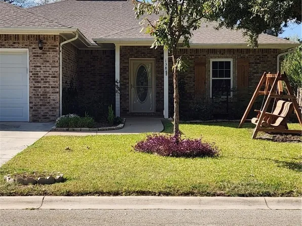 138 Greenway Dr, Seguin, TX 78155