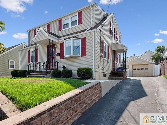 3rd image of 109 Strawberry Hill Ave