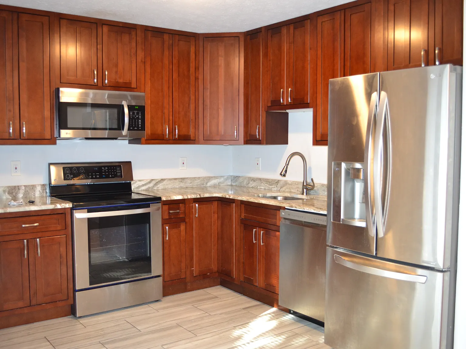 3 bed, 1372 sqft, $2,200 — Photo 2