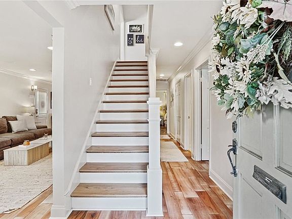 3rd image of 527 Orion Ave