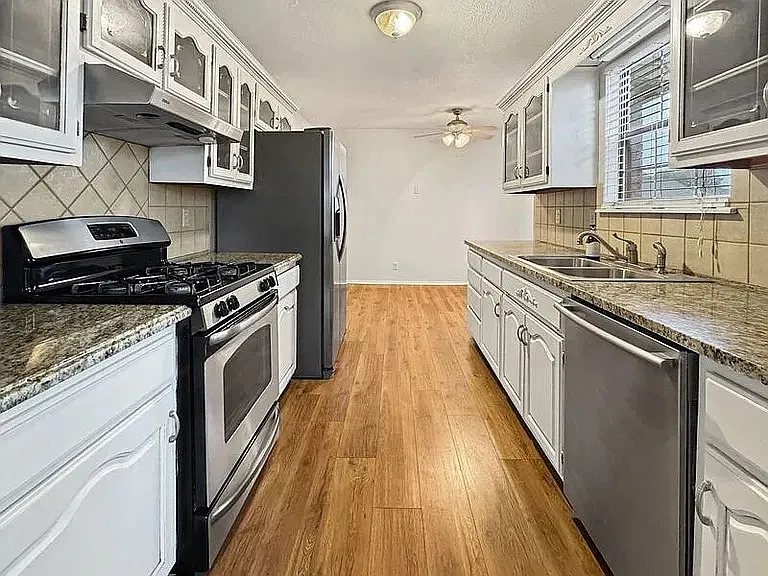 3 bed, 2.0 bath, 1634 sqft, $1,799 — Photo 3