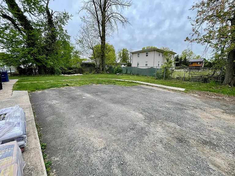 Parking (2 Parking Spaces on Right Side)