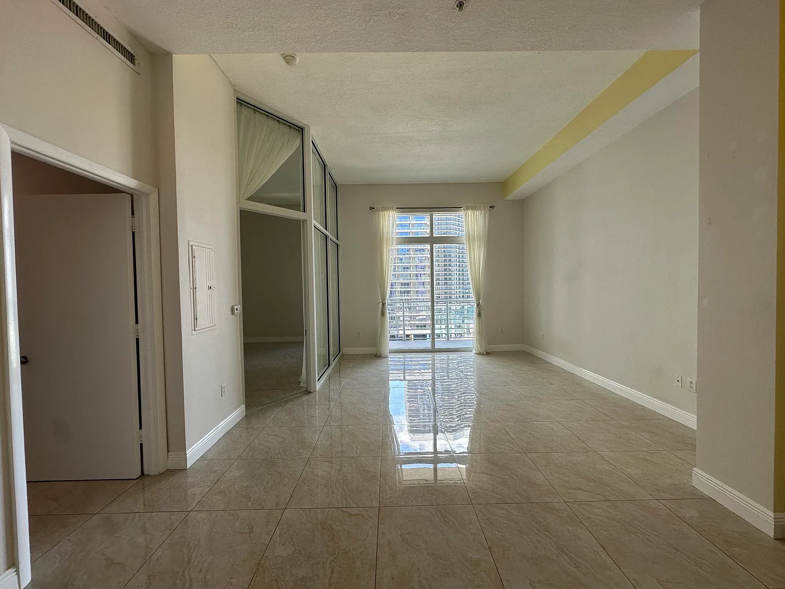 1 bed, 1.0 bath, 738 sqft, $2,575 — Photo 2
