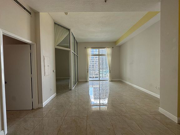 2nd image of 234 NE 3rd St Penthouse Uph06