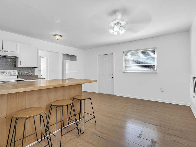 2809 SW 23rd Ter #2807 — Photo 3