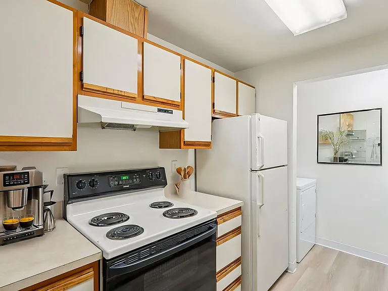 Glenbrook Apartments — Photo 7
