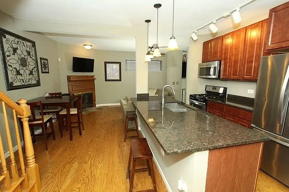 3 bed, 3.0 bath, 2200 sqft, $4,750 — Photo 4