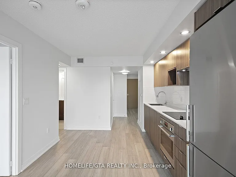 225 Village Green Sq #601 — Photo 7