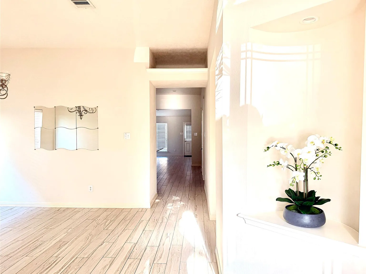 3 bed, 2.0 bath, 1944 sqft, $2,050 — Photo 3
