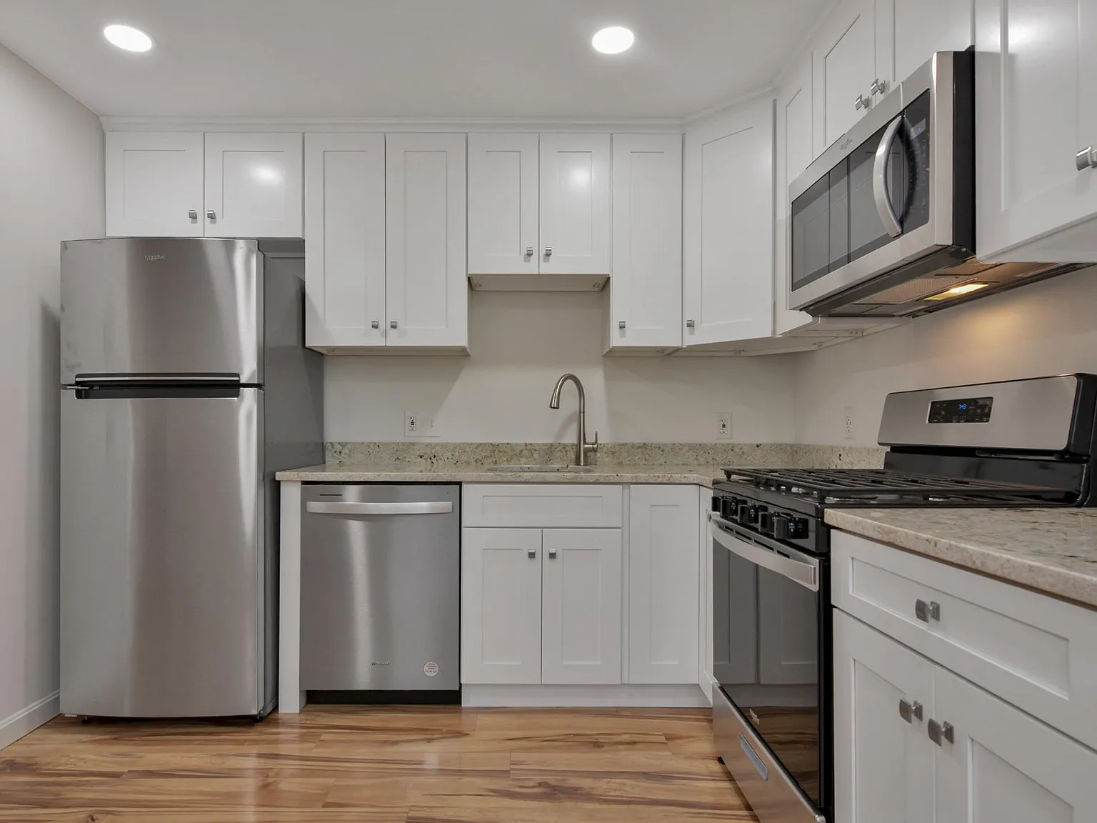2 bed, 850 sqft, $2,300 — Photo 2
