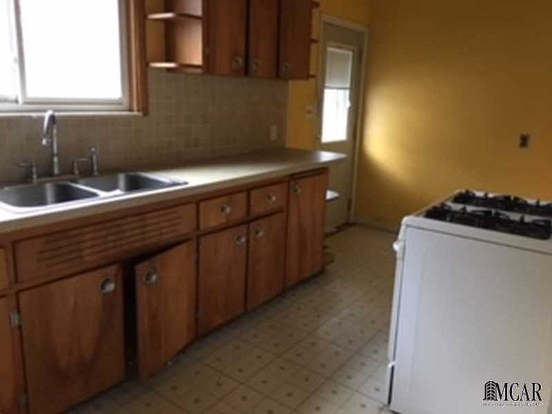 2nd image of 807 Cass St