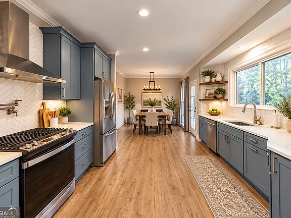 3rd image of 905 Fernwood Rd